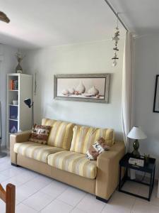 A seating area at Apartamento con Piscina en Llança