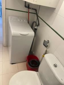 A bathroom at Apartamento con Piscina en Llança