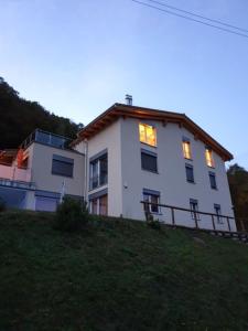 uma casa no topo de uma colina com as suas luzes acesas em Mansarda / Loft open space em Signora