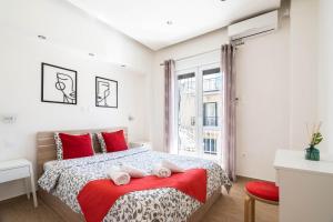 アテネにあるDeluxe Apartment near Acropolisのベッドルーム1室(大型ベッド1台、赤い枕付)