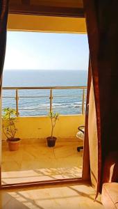 Cette chambre dispose d'un balcon offrant une vue sur l'océan. dans l'établissement الاسكندرية, à Alexandrie