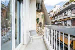 アテネにあるDeluxe Apartment near Acropolisの白籐の椅子