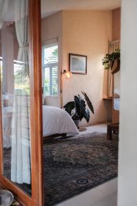 kaabna spa في فيلاهيرموسا: غرفة نوم بسرير ونافذة
