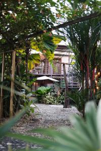 kaabna spa في فيلاهيرموسا: مبنى فيه مظله وبعض النباتات والاشجار