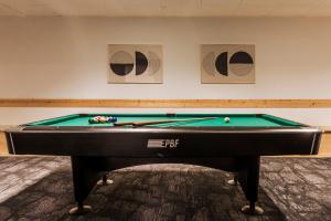 Tavolo di biliardo di Hotel Valaisia Crans Montana, a Faern Collection Resort