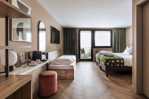 Letto o letti in una camera di Hotel Valaisia Crans Montana, a Faern Collection Resort