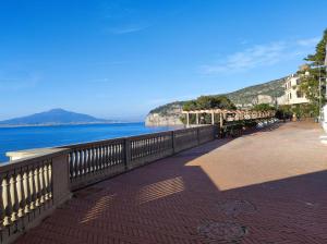 une passerelle à côté de l'océan avec une clôture dans l'établissement Sea & Sun Guest House, à Sant'Agnello