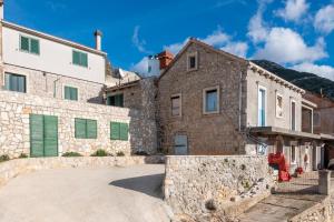 Το κτήριο όπου στεγάζεται  η παραθεριστική κατοικία