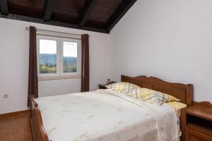 um quarto com uma cama e uma janela em Holiday Home Kuna Pelješac em Kuna Pelješka