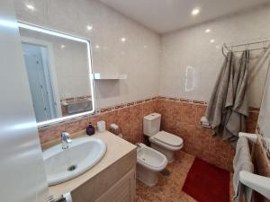 Kúpeľňa v ubytovaní Lorcrimar 3 Apto cerca de la playa con piscina