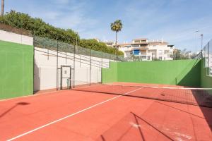 Tenis alebo squash v ubytovaní Lorcrimar 3 Apto cerca de la playa con piscina alebo jeho okolí