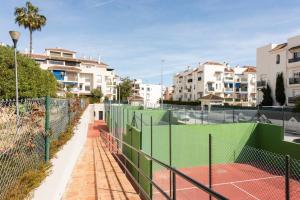 Tenis alebo squash v ubytovaní Lorcrimar 3 Apto cerca de la playa con piscina alebo jeho okolí