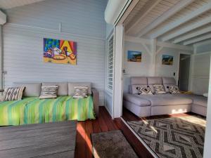 un salon avec deux canapés et un canapé dans l'établissement Villa Dali, Résidence Aquarelle, Sainte Rose, à Sainte-Rose 50 autres photos