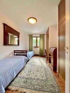 sypialnia z łóżkiem, biurkiem i stołem w obiekcie Villa con piscina in Abruzzo - A 7 minuti dal Mare w mieście Ripa Teatina