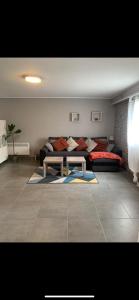 a living room with a couch and a table at Convivialetzen in Châtenoy-le-Royal