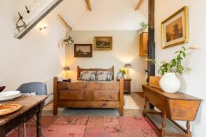 坎彭The Stables的带床和桌子的客厅