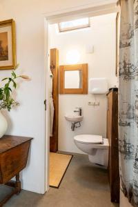 łazienka z toaletą i umywalką w obiekcie The Stables w mieście Kampen
