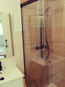 um chuveiro com uma porta de vidro na casa de banho em La Veiga Romana em Tui