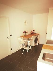 a kitchen with a table and a washing machine at La Veiga Romana in Tui