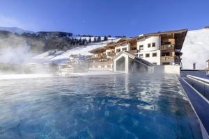 Bazén v ubytování Natur- & Wanderhotel Tuxertal nebo v jeho okolí