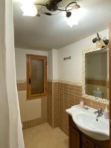 een badkamer met een wastafel en een spiegel bij Villa Sophie in SantʼAgata di Militello