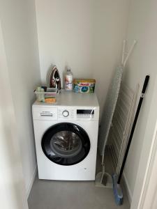 a washer and dryer in a laundry room at Apartament Nowe Ogrody in Leszno