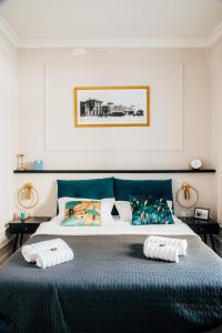 een slaapkamer met een groot bed met twee kussens erop bij Dragonfly Residence in Belgrado