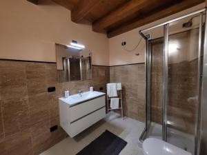Kylpyhuone majoituspaikassa Borgo Antico Lake Endine Hospitality
