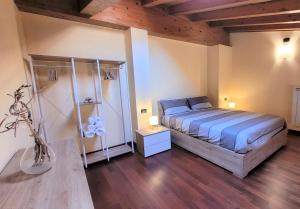 Un dormitorio con una cama con sábanas azules y techos de madera. en Borgo Antico Lake Endine Hospitality, en Endine Gaiano