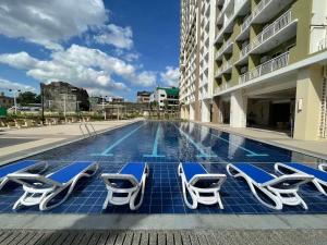 Cozy 1 Bedroom Condominium in Balintawak Quezon City tesisinde veya buraya yakın yüzme havuzu