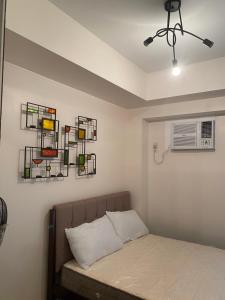 Cozy 1 Bedroom Condominium in Balintawak Quezon City tesisinde bir odada yatak veya yataklar