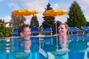Der Swimmingpool an oder in der Nähe von Hotel Reppert