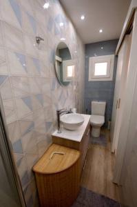 een badkamer met een wastafel en een toilet bij Lia's apartment in Kalymnos