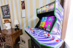 una máquina de videojuegos en una habitación en King Bed / Free Parking / Arcade / BBQ / Patio en Pittsburgh