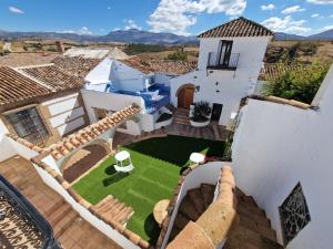 een luchtzicht op een huis met een tuin bij Canaan Boutique Hotel Ronda in Ronda