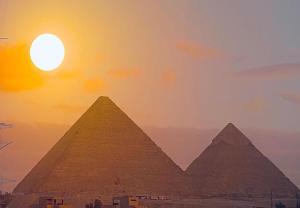 zachód słońca nad piramidami Gizy w Kairze w obiekcie Pyramid Front Hotel w Kairze