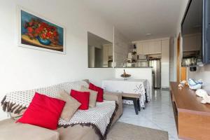 ein Wohnzimmer mit einem Sofa und einem Esszimmer in der Unterkunft MARCOLINI - Unamar, Conforto em frente a Praia! in Cabo Frio