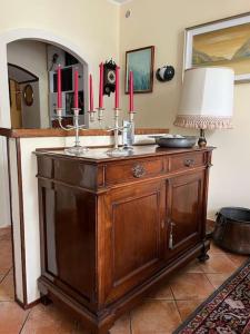 ein Zimmer mit einem Tisch mit roten Kerzen darauf in der Unterkunft Casa Gelsomino -Casa with garden, near the Lake in Mandello del Lario