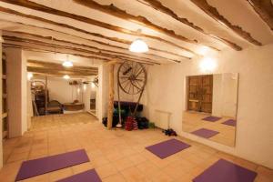 ビジャヌエバ・デ・タピアにあるEl Molino del Condeの床に紫色のヨガマットを敷いた広い客室です。