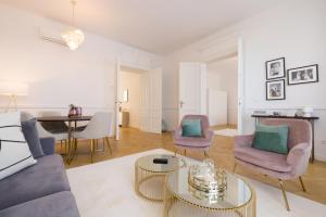 uma sala de estar com um sofá, cadeiras e uma mesa em Rafael Kaiser Premium Apartments - Contactless 24h Check-In em Viena