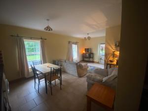 uma sala de estar com um sofá e uma mesa em Dromkeal View apartment em Cork