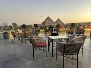 Restoran või mõni muu söögikoht majutusasutuses Pyramid Front Hotel