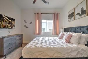 1 dormitorio con 1 cama, vestidor y ventana en Private Rooftop Terrance - King Beds - Walk Score 81 & Parking 4014, en Scottsdale