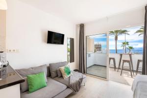 TV a/nebo společenská místnost v ubytování Beach apartment Big terrace Playa las Americas