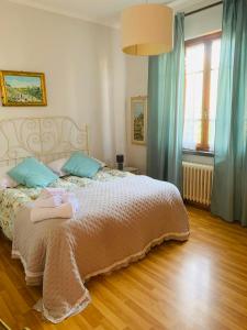 ein Schlafzimmer mit einem Bett mit zwei Handtüchern darauf in der Unterkunft Enzo’s House in Lucca