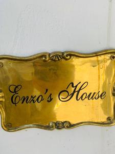 Eine goldene Platte mit den Worten von Violet House in der Unterkunft Enzo’s House in Lucca