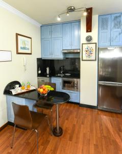 une cuisine avec des placards bleus et une table avec des fruits. dans l'établissement CASA VIVA, à Santa Cruz de la Palma