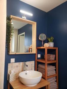 a bathroom with a white sink and a mirror at Maison chaleureuse entre mer et campagne in Colombiers-sur-Seulles