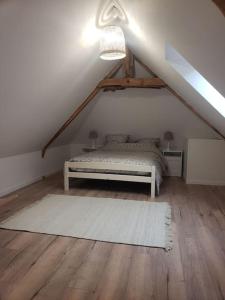 sypialnia z łóżkiem i białym dywanem w obiekcie Studio au centre de Guémené-sur-Scorff w mieście Guéméné-sur-Scorff