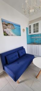- un lit bleu dans une chambre avec un tableau mural dans l'établissement MAGIK hill, à Pizzo